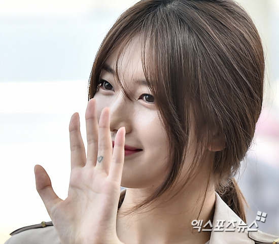 손가락에 타투한 수지 ㄷㄷ | 인스티즈