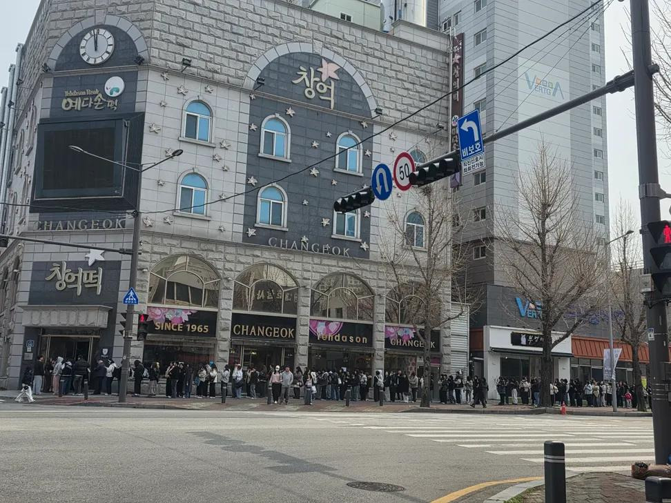 하말넘많이 쏘아올린 창억떡 호박인절미 붐으로 인한 오늘 광주 창억 떡집 줄..jpg | 인스티즈