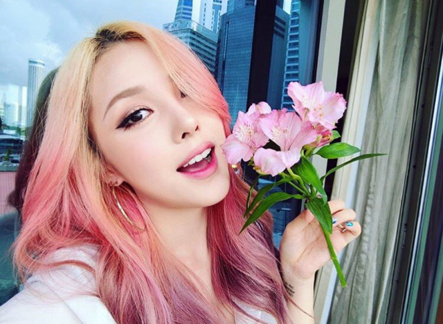 [PONY] 10년 사귄 남자친구가 직접 염색 해준다는 포니 헤어스타일.jpg | 인스티즈