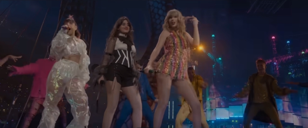 로제 등지고 얘기하는 찰리 xcx | 인스티즈