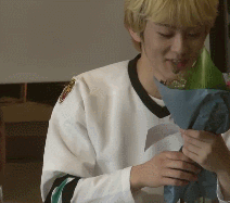 남팬 앞에서 정신 못 차리는 마크.gif | 인스티즈