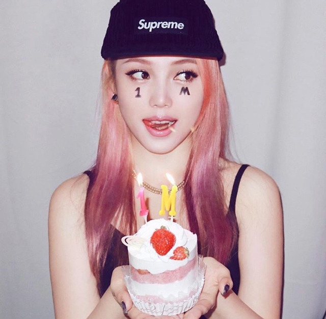 [PONY] 10년 사귄 남자친구가 직접 염색 해준다는 포니 헤어스타일.jpg | 인스티즈