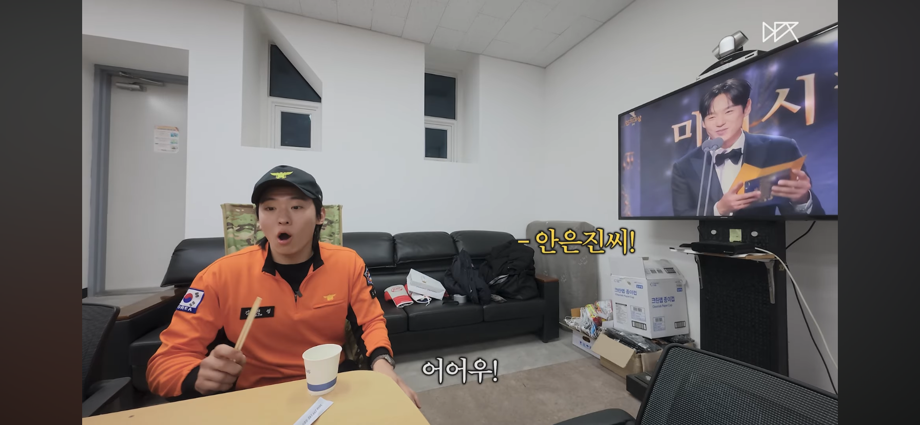 안은진이 상받아서 기뻐하는 덱스 | 인스티즈