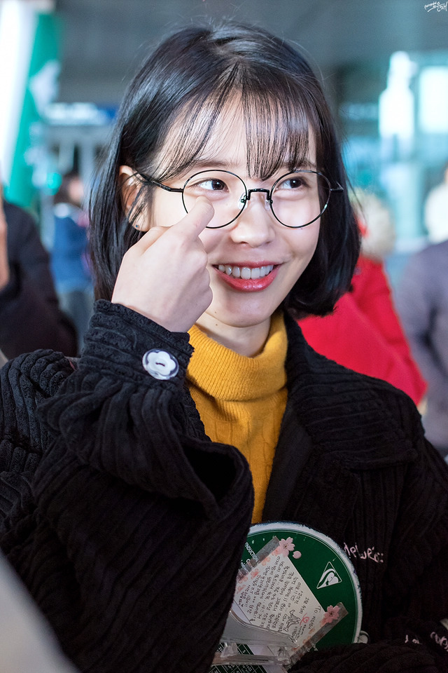 아이유 2017년 대학생룩 모음.jpg | 인스티즈