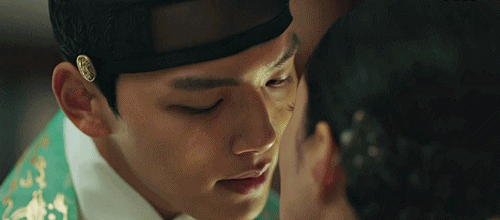 [왕이 된 남자] 작가들이 궁중로설 좀 본듯한 '사랑하는 중전에게 거부당하는 미친 왕'.gif | 인스티즈