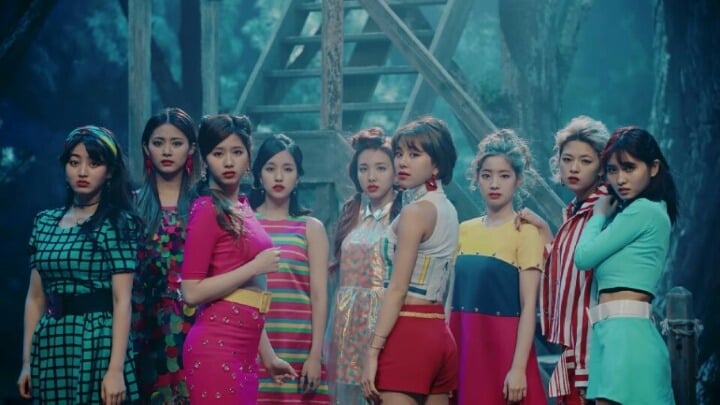 역대 트와이스 노래중 평이 가장 안좋은 활동곡.gif | 인스티즈