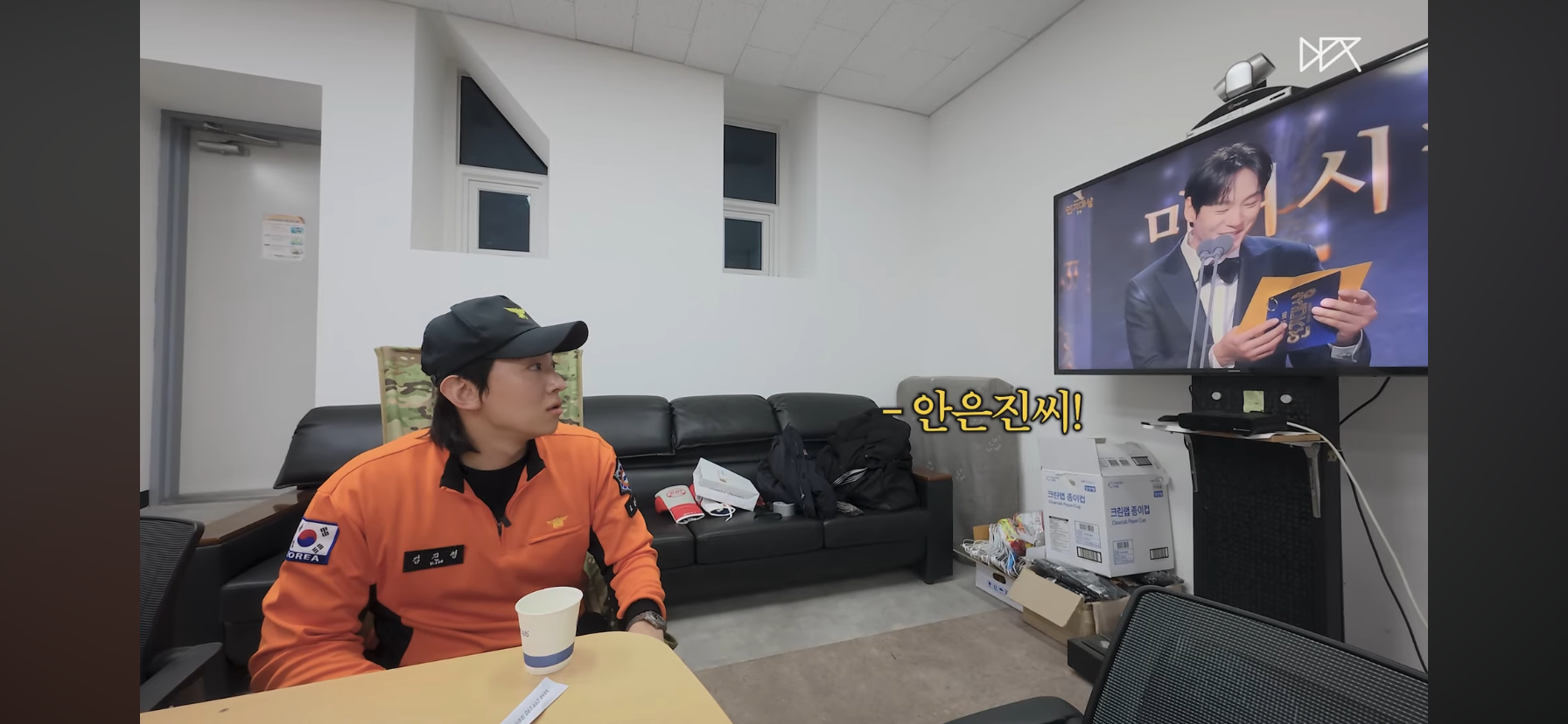 안은진이 상받아서 기뻐하는 덱스 | 인스티즈