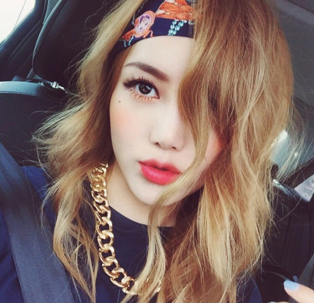 [PONY] 10년 사귄 남자친구가 직접 염색 해준다는 포니 헤어스타일.jpg | 인스티즈