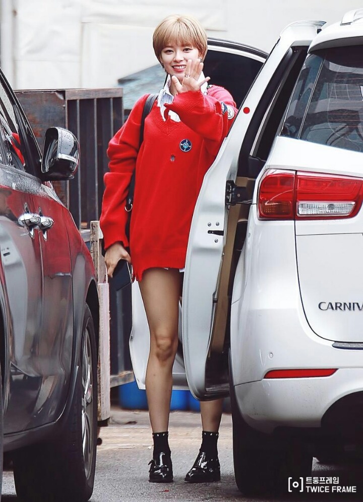 비율이 좋고 다리 라인이 예쁜 트와이스 멤버... 정연 | 인스티즈