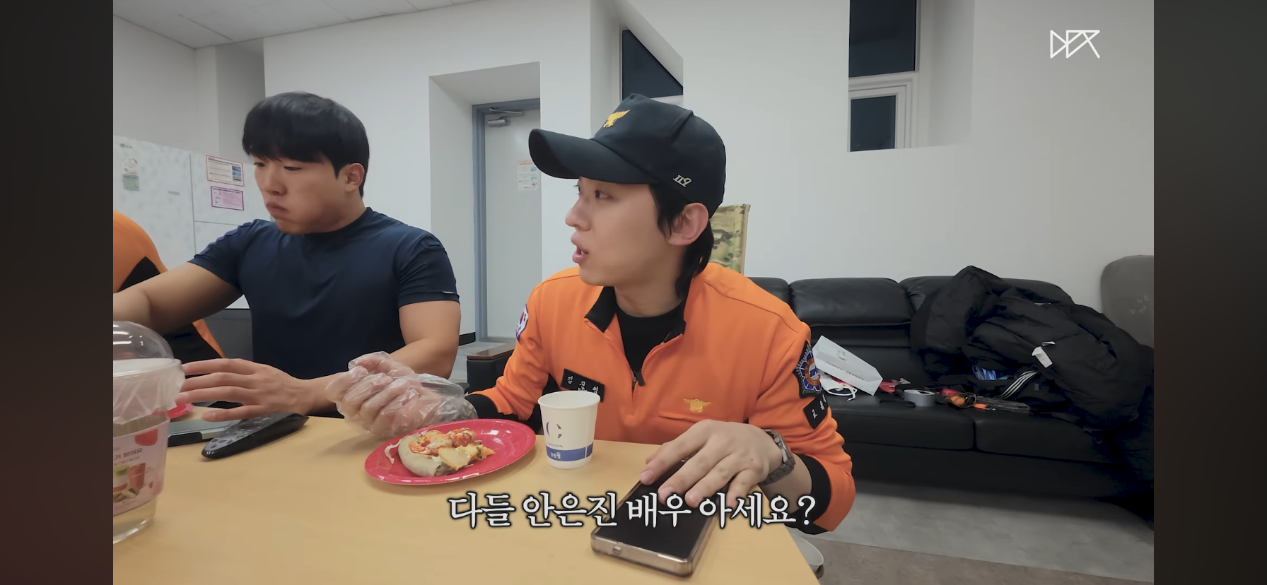 안은진이 상받아서 기뻐하는 덱스 | 인스티즈