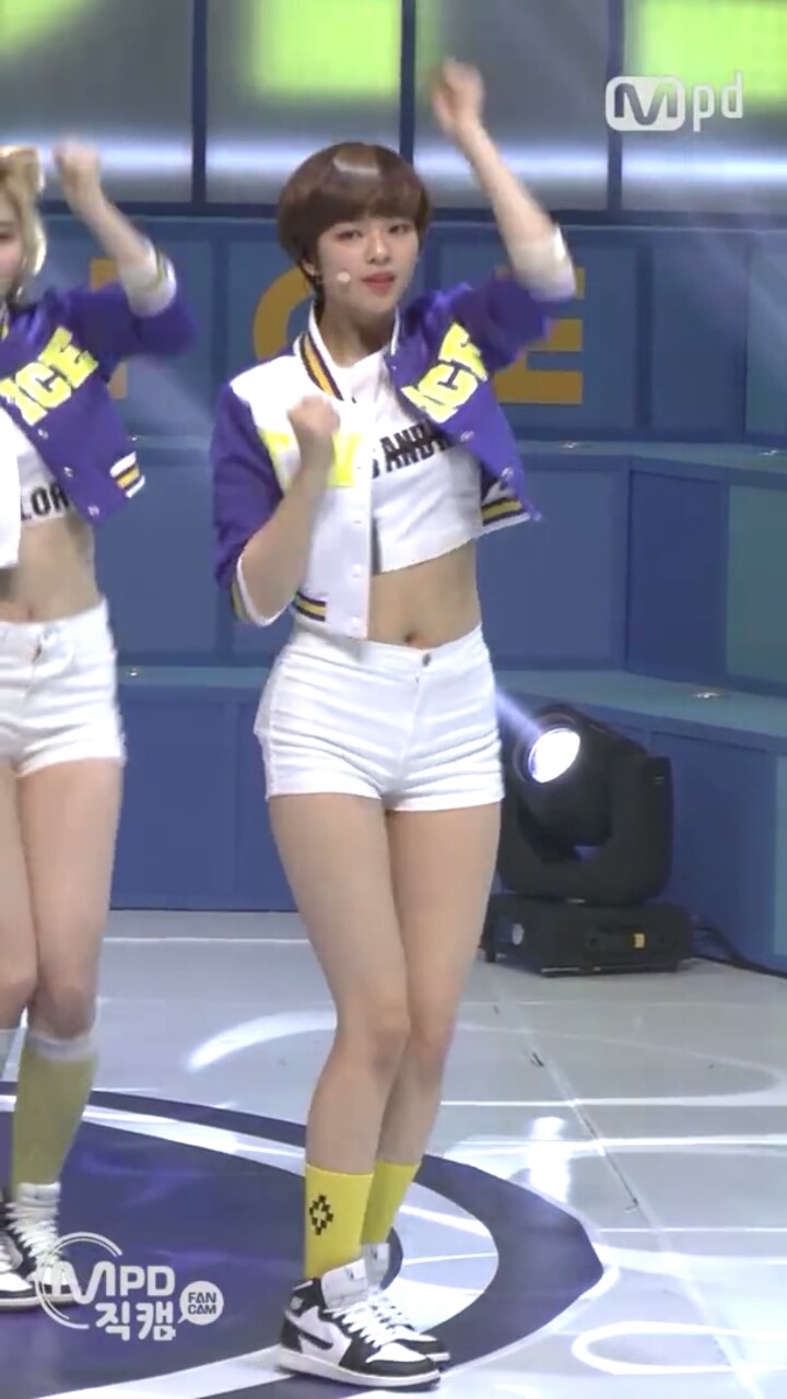비율이 좋고 다리 라인이 예쁜 트와이스 멤버... 정연 | 인스티즈