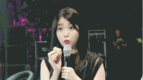 오물조물 먹는 아이유.gif | 인스티즈