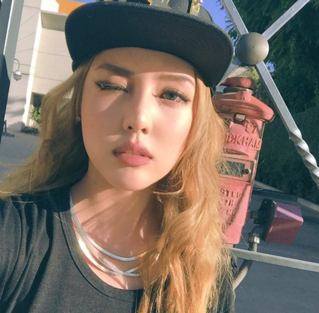 [PONY] 10년 사귄 남자친구가 직접 염색 해준다는 포니 헤어스타일.jpg | 인스티즈