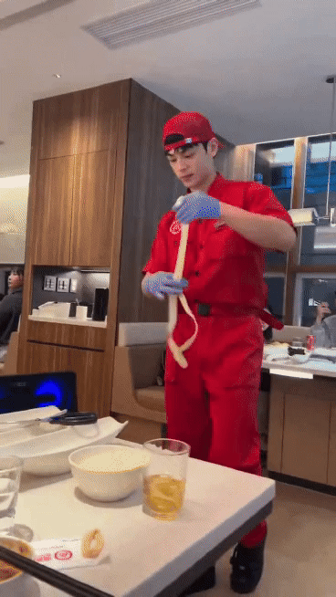 현재 대구 하이디라오 직원때문에 난리남...gif | 인스티즈