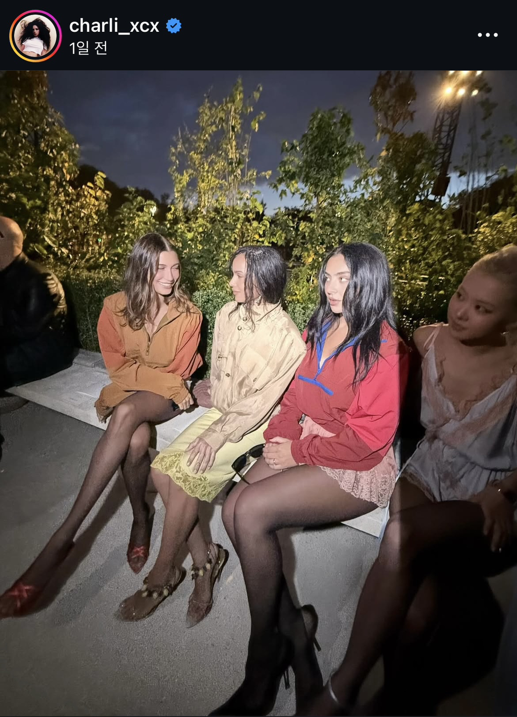 로제 등지고 얘기하는 찰리 xcx | 인스티즈