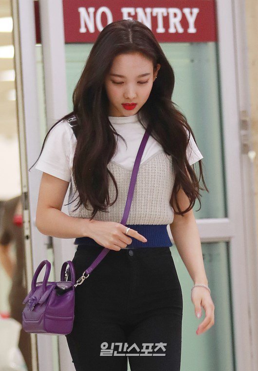 공항에서 나연이 | 인스티즈