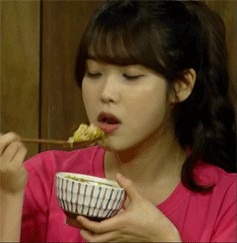 오물조물 먹는 아이유.gif | 인스티즈