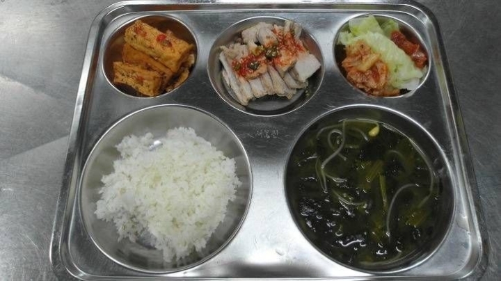 학교급식에 수육 나올때 특징....jpg | 인스티즈
