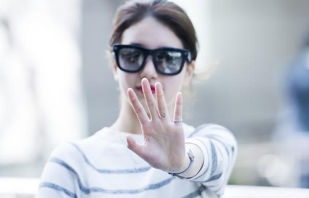 손가락에 타투한 수지 ㄷㄷ | 인스티즈