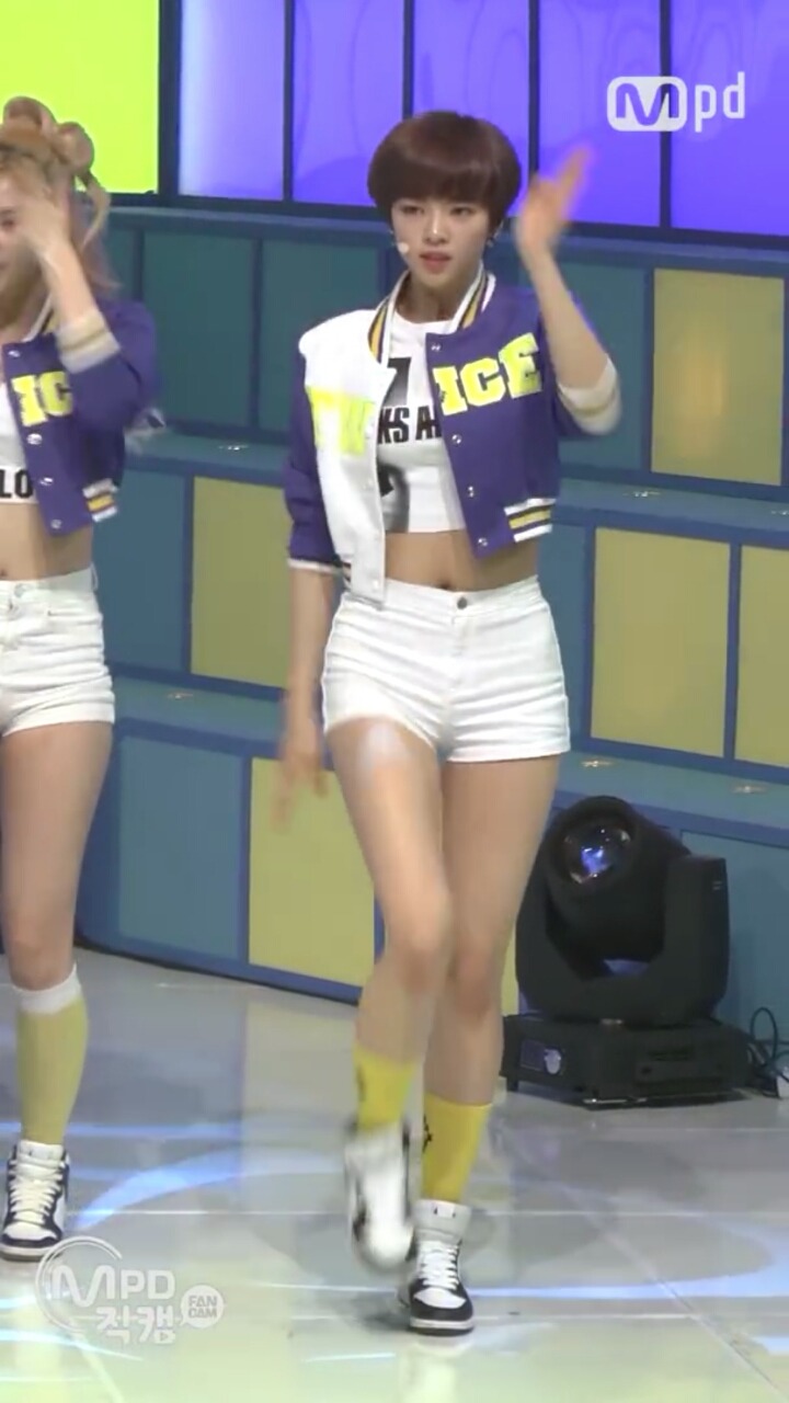 비율이 좋고 다리 라인이 예쁜 트와이스 멤버... 정연 | 인스티즈