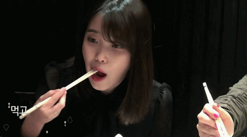 오물조물 먹는 아이유.gif | 인스티즈