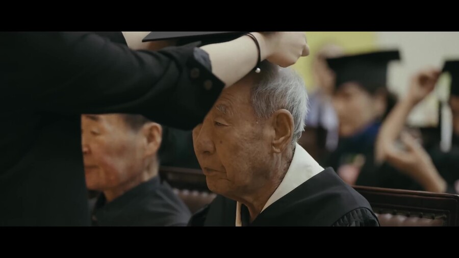 빙그레가 열은 '세상에서 가장 늦은 졸업식' | 인스티즈