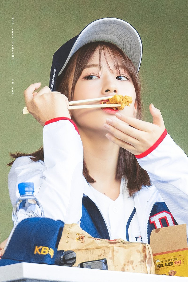 젓가락질이 엄청 특이한 걸그룹 멤버....레전드.gif | 인스티즈