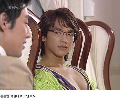 가슴골 다 보이는 브이넥... (l9) | 인스티즈