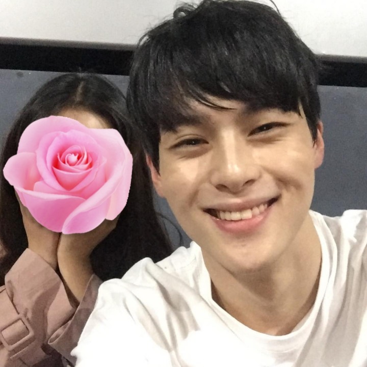 오늘 팬미팅에서 셀카 찍어준 노잼봇.jpg | 인스티즈