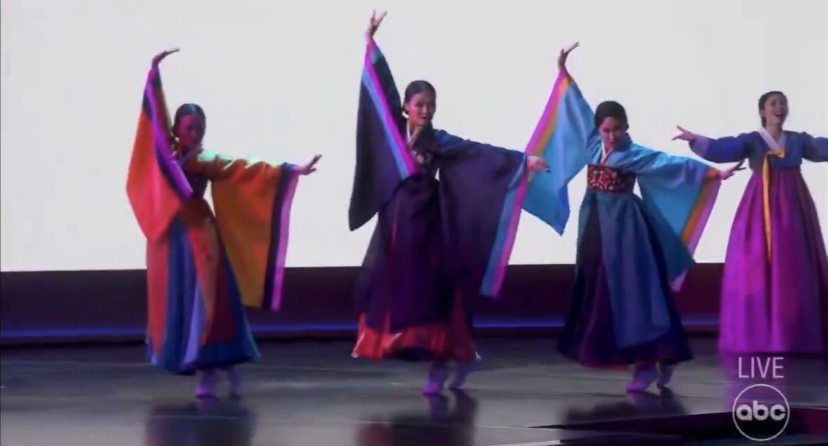 케데헌 오프닝을 그대로 재현한 아카데미시상식 골든 무대 | 인스티즈