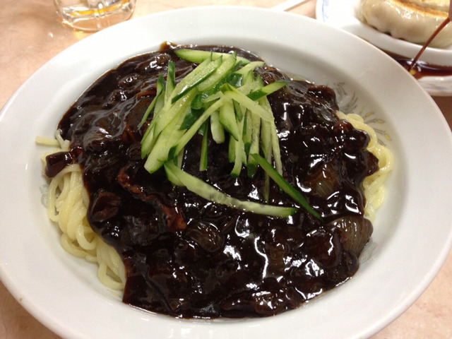 짜장면에 고춧가루 뿌려 먹는다 vs 안 뿌려 먹는다.jpg | 인스티즈