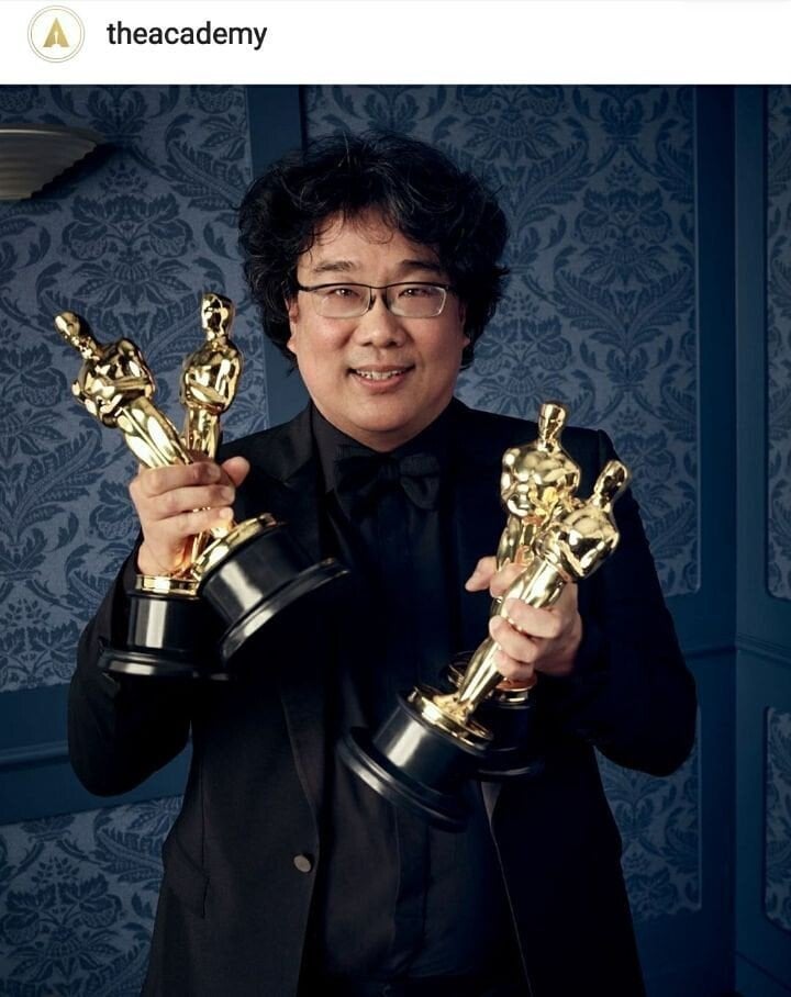 봉준호 전시회 방문해서 봉준호 굿즈 옷 착용한 지드래곤 | 인스티즈