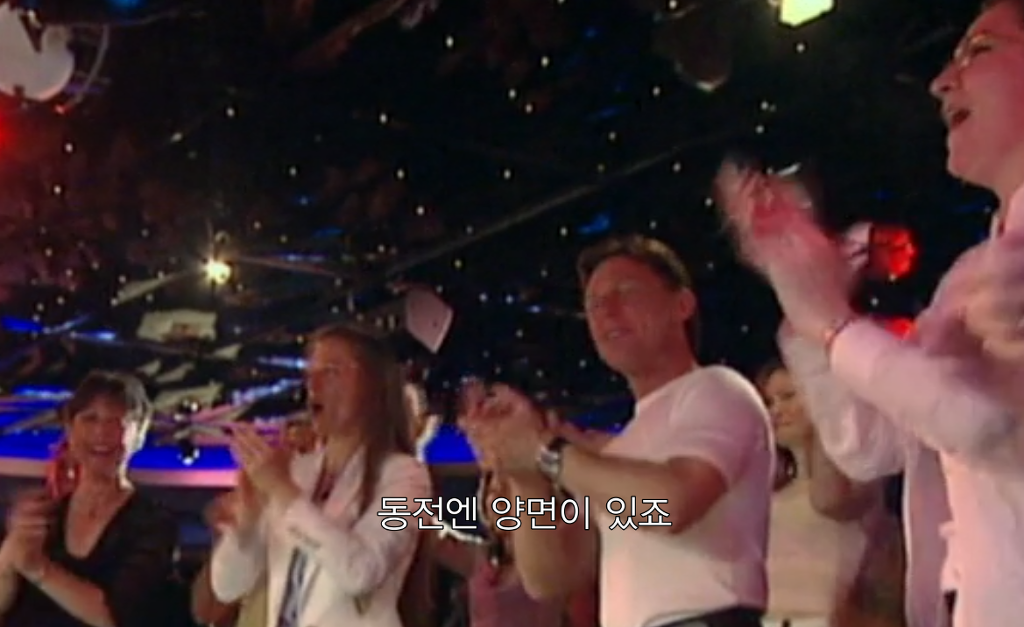 넷플 사이언톨로지 다큐에서 톰 크루즈에게 여신도를 상납했던 장면.jpg | 인스티즈