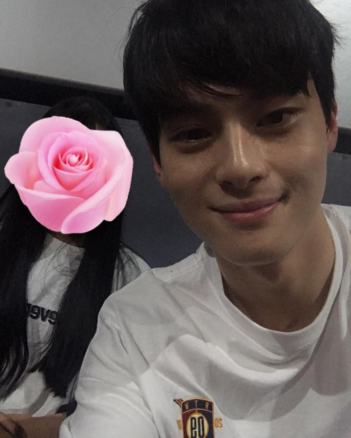 오늘 팬미팅에서 셀카 찍어준 노잼봇.jpg | 인스티즈