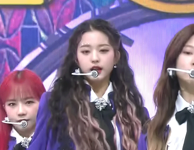 무대도중 볼살이 흔들리는 장원영.gif | 인스티즈