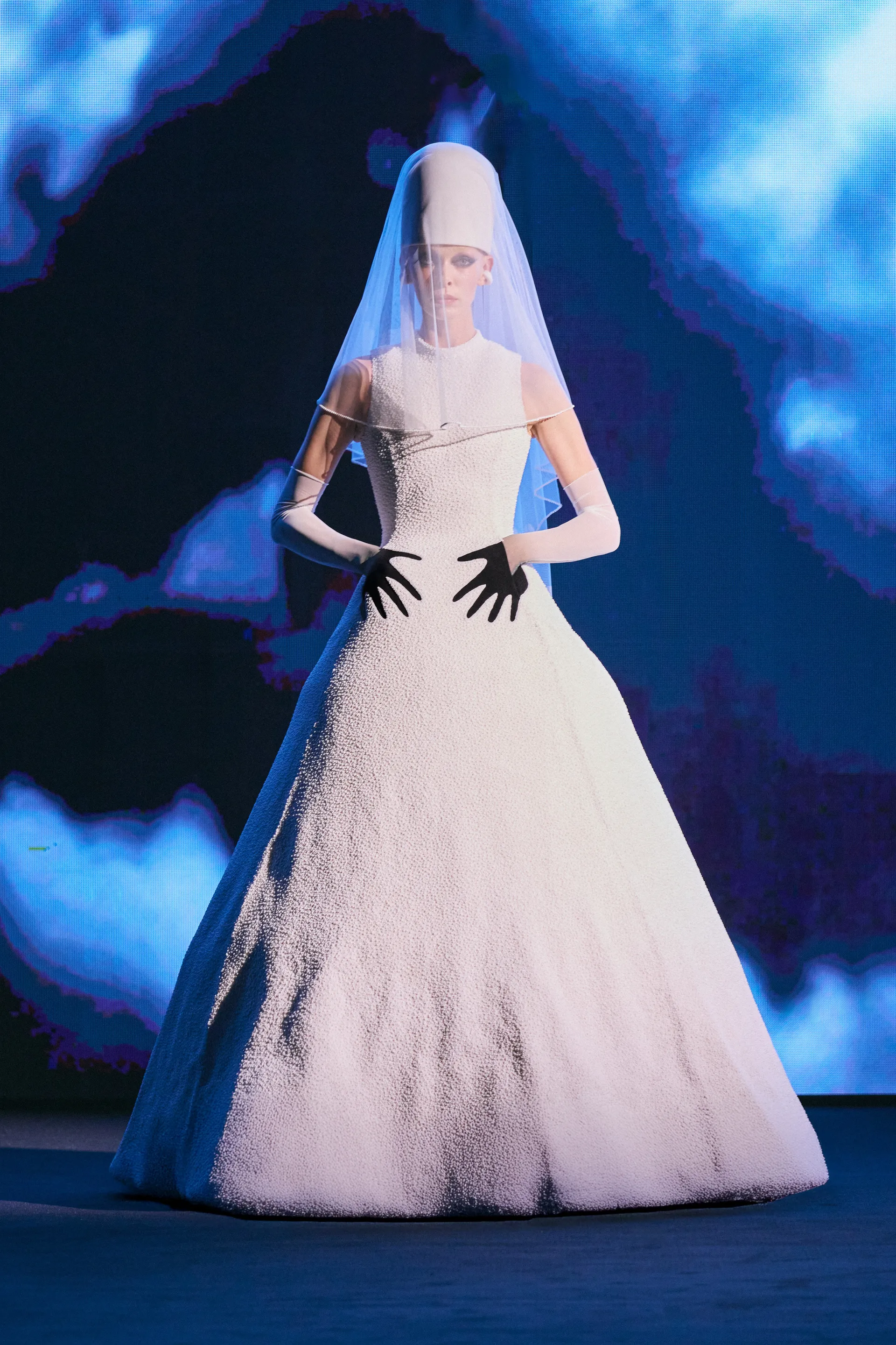 자신의 꿈을 옷에 투영했다는 홍콩 디자이너 | 인스티즈