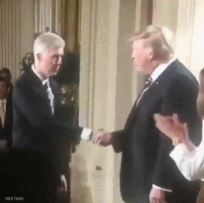 트럼프 역사상 가장 무난한 악수.gif | 인스티즈