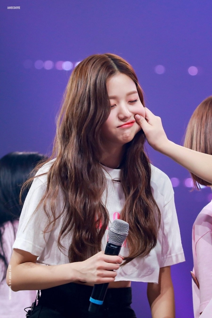 무대도중 볼살이 흔들리는 장원영.gif | 인스티즈