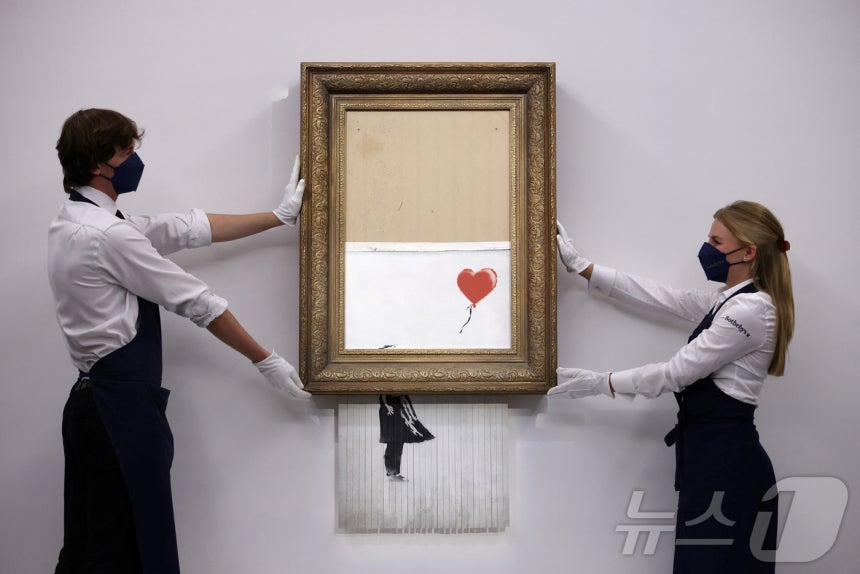 '얼굴없는 화가' 뱅크시 정체 드러나…"우크라 입국·뉴욕 체포기록" | 인스티즈