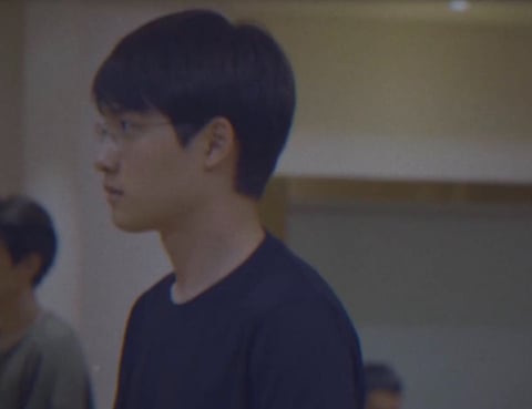 엑소 디오가 사적인 자리, 공간에서만 쓰는 무테 안경 | 인스티즈