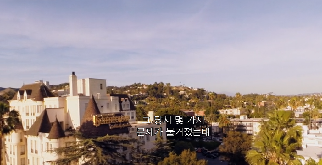 넷플 사이언톨로지 다큐에서 톰 크루즈에게 여신도를 상납했던 장면.jpg | 인스티즈