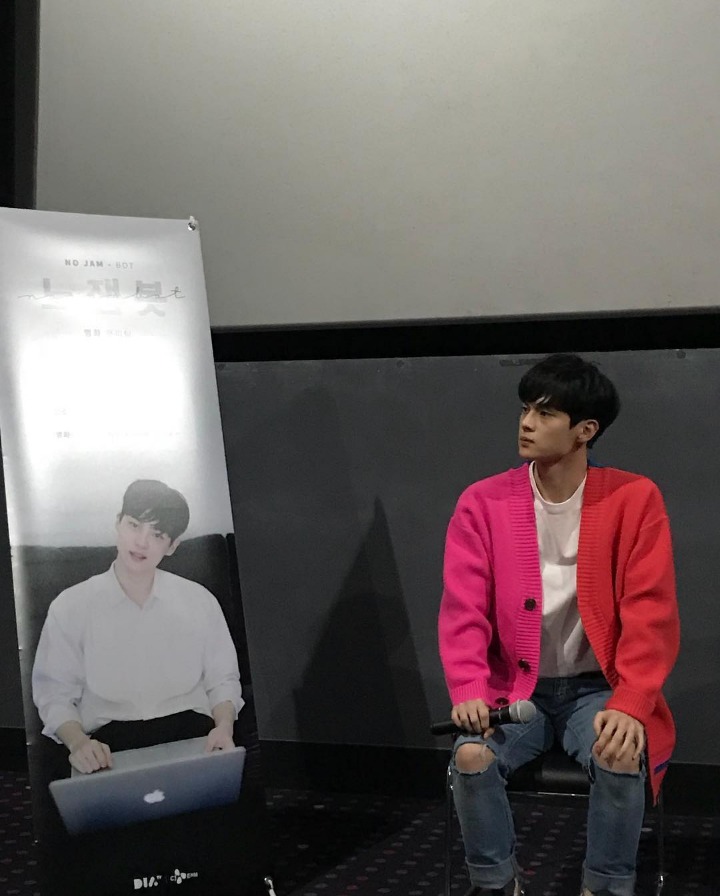 오늘 팬미팅에서 셀카 찍어준 노잼봇.jpg | 인스티즈