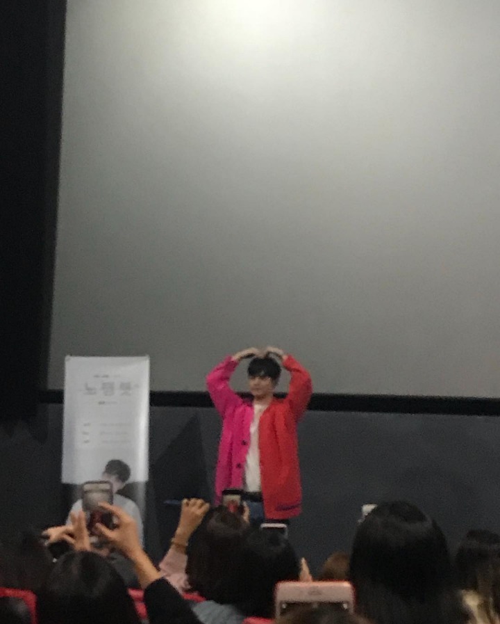 오늘 팬미팅에서 셀카 찍어준 노잼봇.jpg | 인스티즈