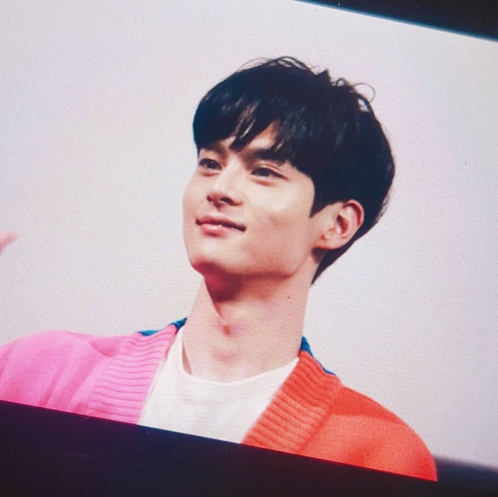 오늘 팬미팅에서 셀카 찍어준 노잼봇.jpg | 인스티즈