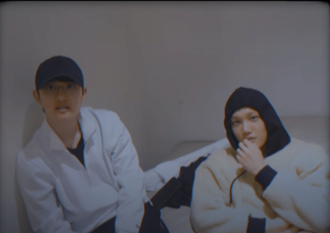 엑소 디오가 사적인 자리, 공간에서만 쓰는 무테 안경 | 인스티즈