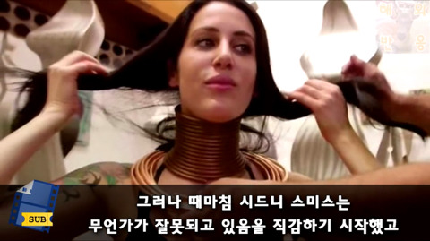 목 길이를 늘리기 위해 5년간 원주민들의 고리를 착용하고 다닌 미국인 | 인스티즈
