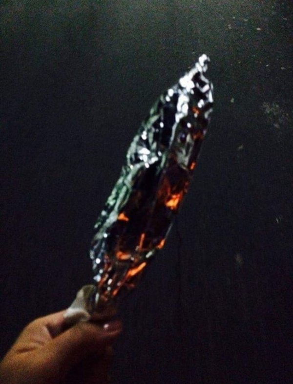 닭꼬치 들고가다 경찰한테 걸림 | 인스티즈