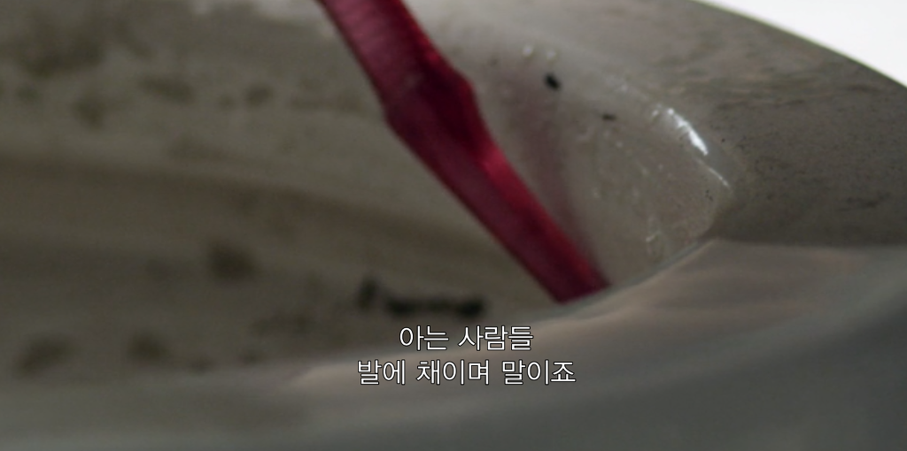 넷플 사이언톨로지 다큐에서 톰 크루즈에게 여신도를 상납했던 장면.jpg | 인스티즈