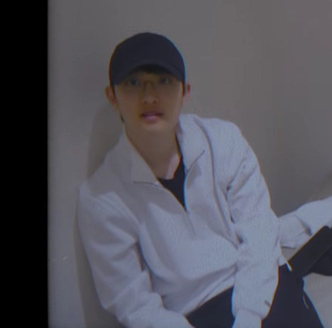엑소 디오가 사적인 자리, 공간에서만 쓰는 무테 안경 | 인스티즈