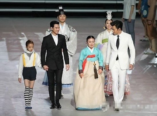 남자 연예인 중 최고 소두 | 인스티즈